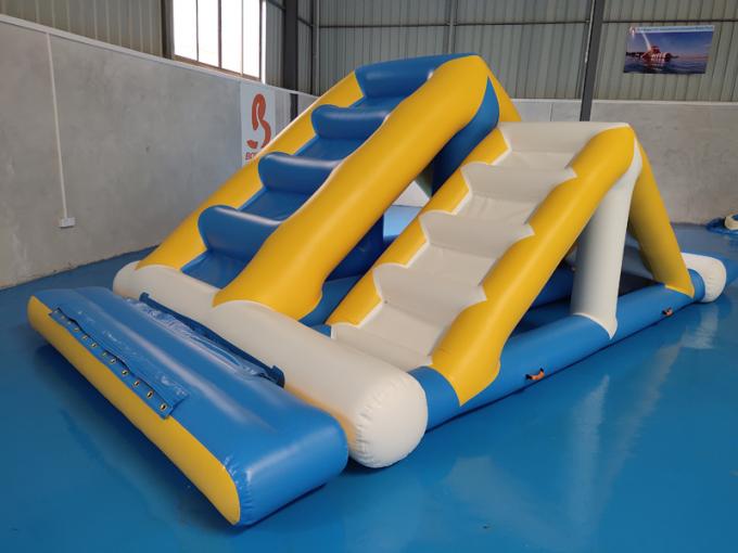 Los deportes acuáticos inflables de Hungría parquean/los niños explotan el parque del agua para el lago