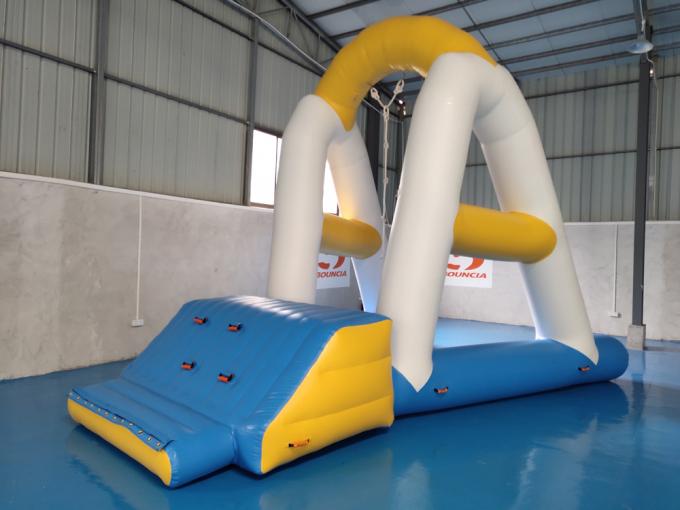 Los deportes acuáticos inflables de Hungría parquean/los niños explotan el parque del agua para el lago