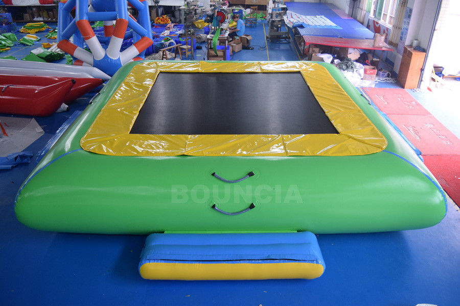 Riegue el trampolín inflable del agua del PVC de la calidad comercial