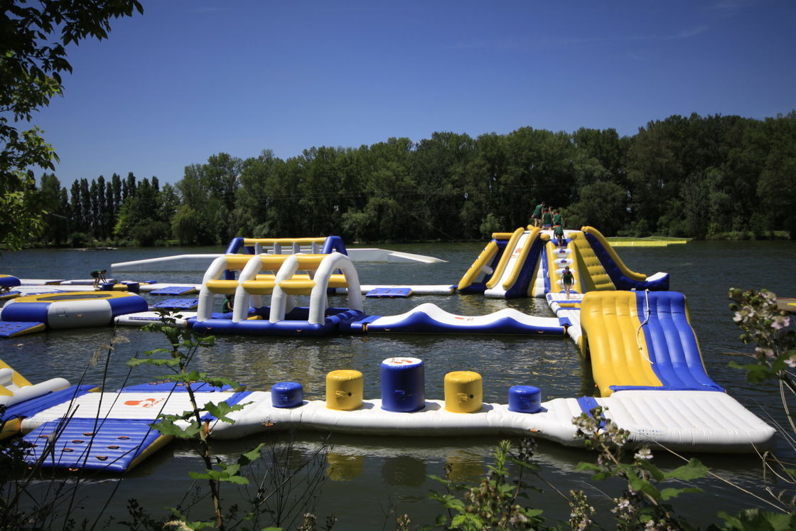 Los juegos inflables al aire libre del parque del agua de ...