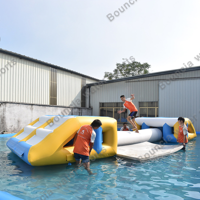 Carrera de obstáculos inflable del agua
