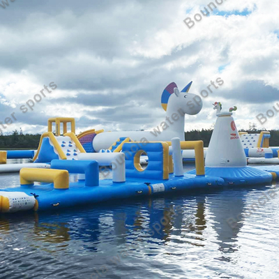 Carrera de obstáculos inflable del agua del lago Bouncia para los adultos y los niños